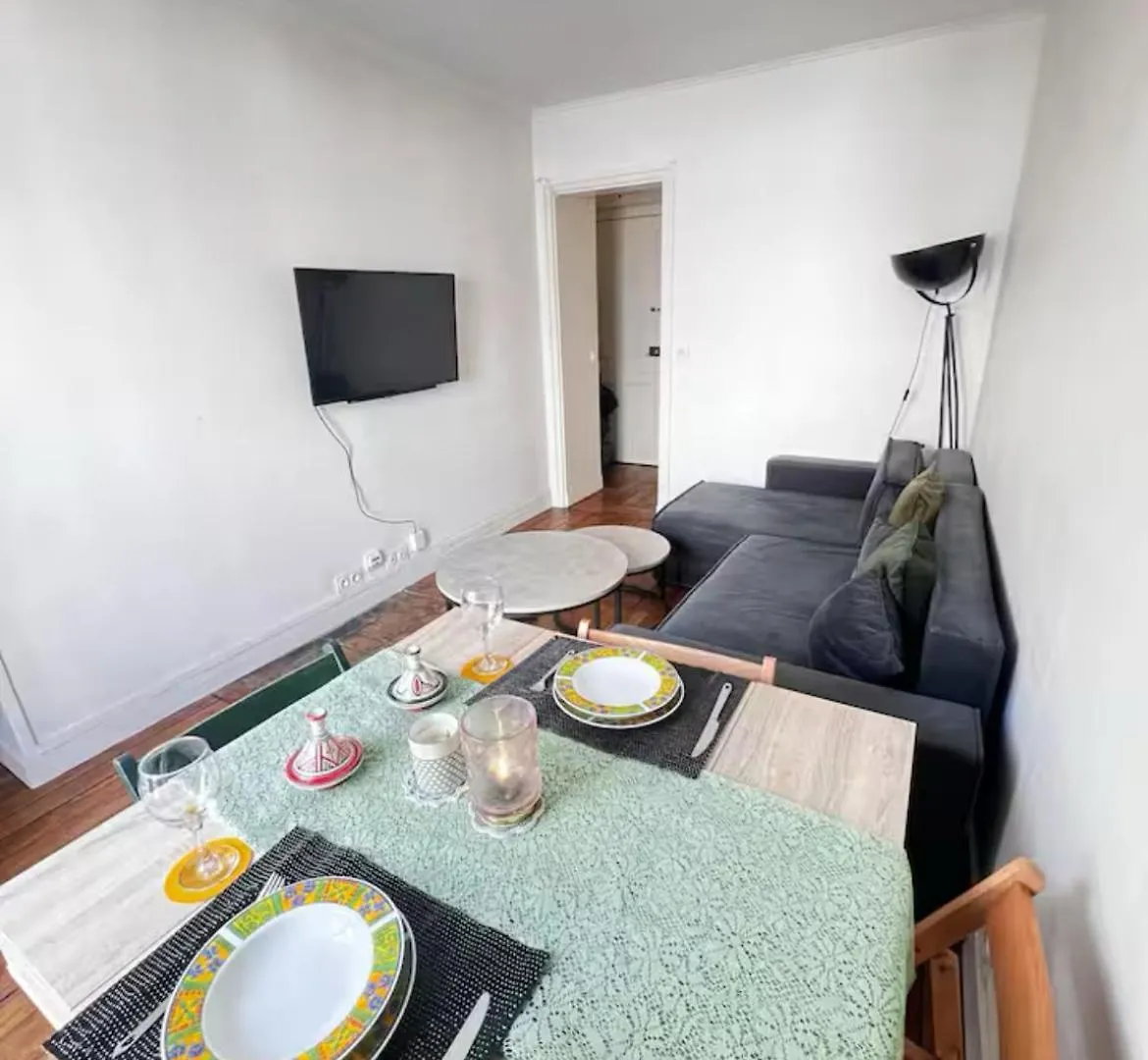 Апартаменты Eiffel Tower View Haussmanian Charm 2Min Walk From The Eiffel Tower Gardens Париж